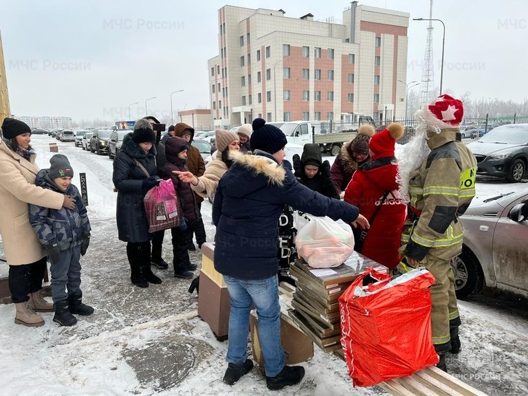 Пожарный Дед Мороз в гостях у детского реабилитационного центра «Дар»