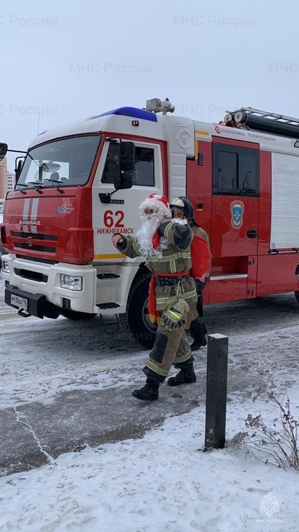 Пожарный Дед Мороз в гостях у детского реабилитационного центра «Дар»