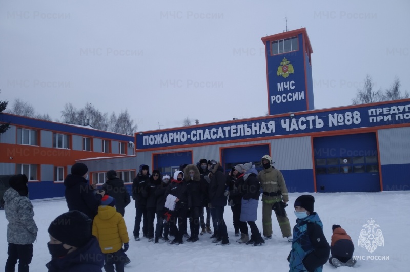 Сотни мальчишек и девчонок получили дипломы и экскурсию в подарок