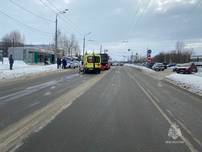 Пожарно-спасательные подразделения МЧС России реагируют на дорожно-транспортное происшествие в городе Казани (активная интернет-ссылка на раздел "Оперативная информация" сайта ГУ МЧС России по РТ обязательна!)