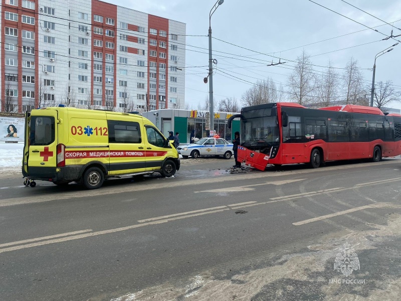 Пожарно-спасательные подразделения МЧС России реагируют на дорожно-транспортное происшествие в городе Казани (активная интернет-ссылка на раздел "Оперативная информация" сайта ГУ МЧС России по РТ обязательна!)