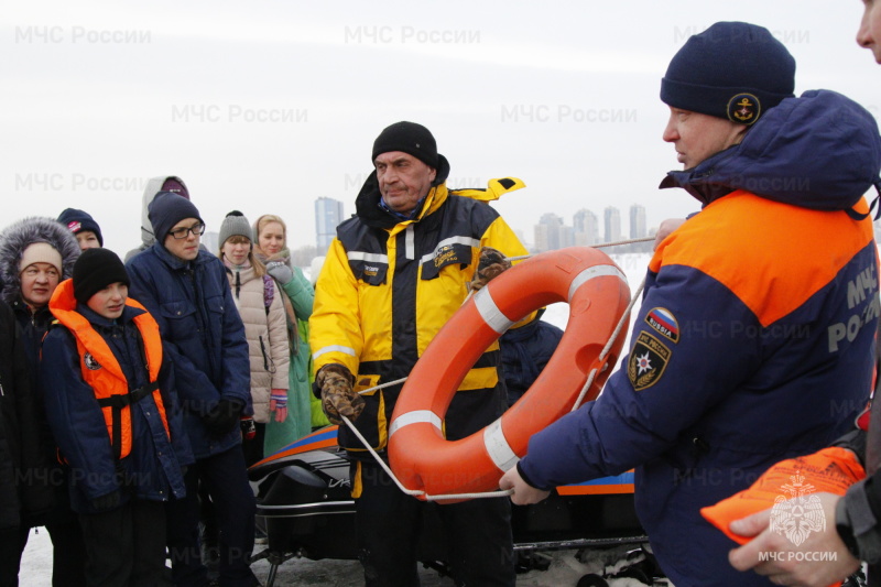 Необычный урок по безопасности на льду от сотрудников МЧС