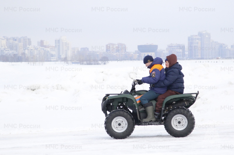 Необычный урок по безопасности на льду от сотрудников МЧС