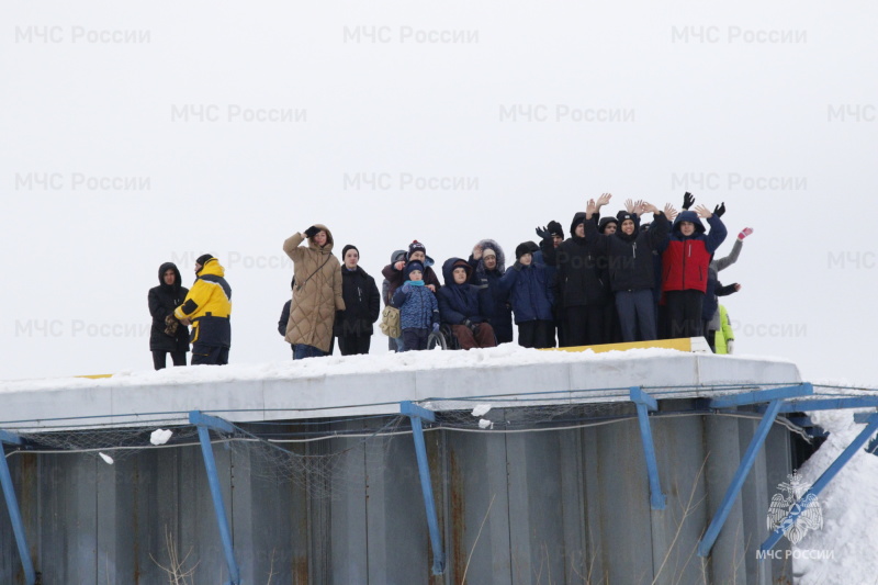 Необычный урок по безопасности на льду от сотрудников МЧС