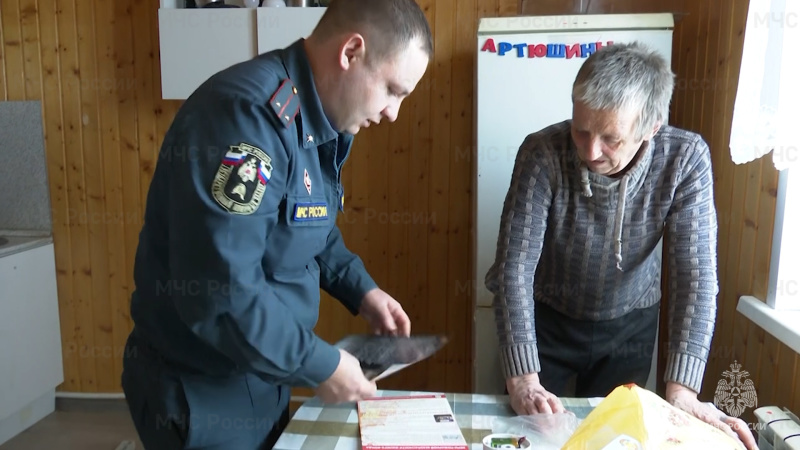 В Татарстане семьям, воспитывающим трех и более детей, продолжают устанавливать автономные пожарные извещатели