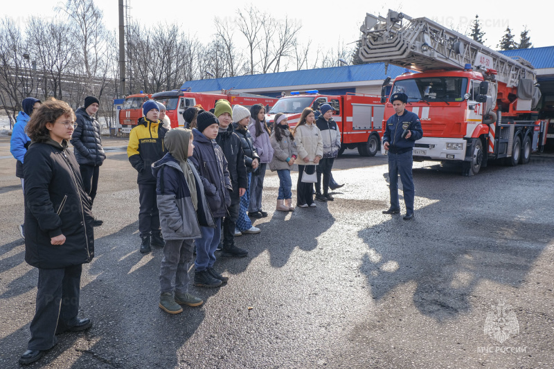 Увлекательное знакомство с профессией: огнеборцы 35 ПСЧ впечатлили нижнекамских школьников