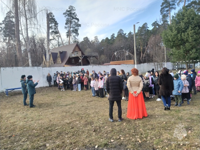 Сотрудники МЧС проводят занятия в детских оздоровительных лагерях