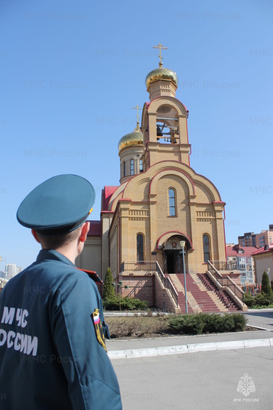 Сотрудники МЧС проверяют состояние пожарной безопасности объектов Русской Православной Церкви, где будут проходить праздничные богослужения