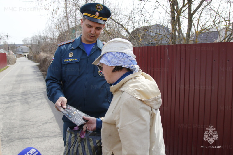 Сотрудники МЧС проводят профилактические визиты по приусадебным участкам