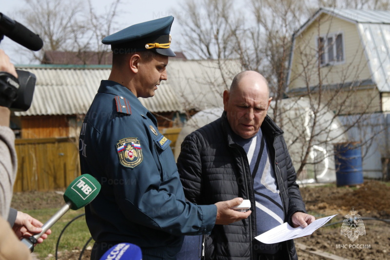 Сотрудники МЧС проводят профилактические визиты по приусадебным участкам