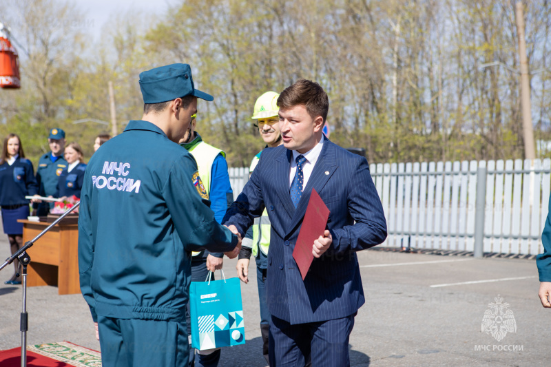 Достойны наград: накануне «Дня пожарной охраны России»  наградили нижнекамских огнеборцев