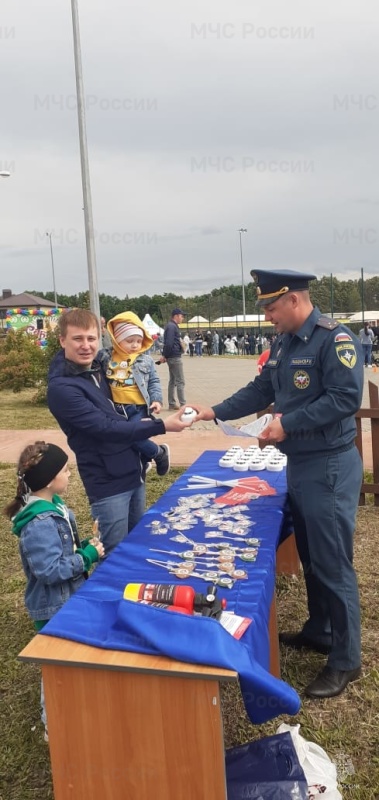 Полезные подарки и сладкие призы с «Пожарного подворья»