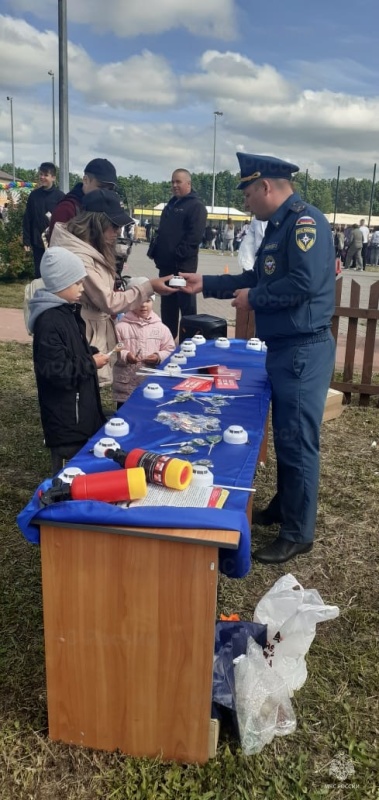 Полезные подарки и сладкие призы с «Пожарного подворья»