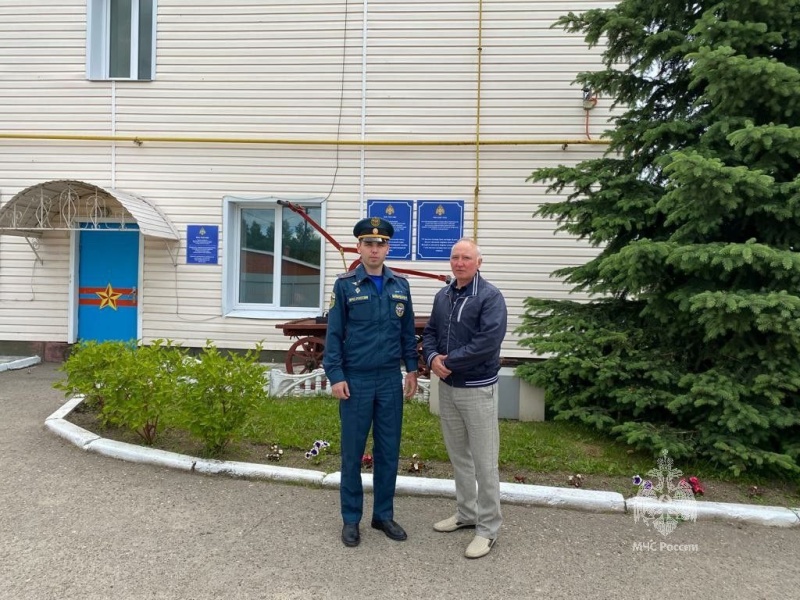 Начальник Высокогорского гарнизона вместе со своим отцом спасли на пожаре в Казани мужчину