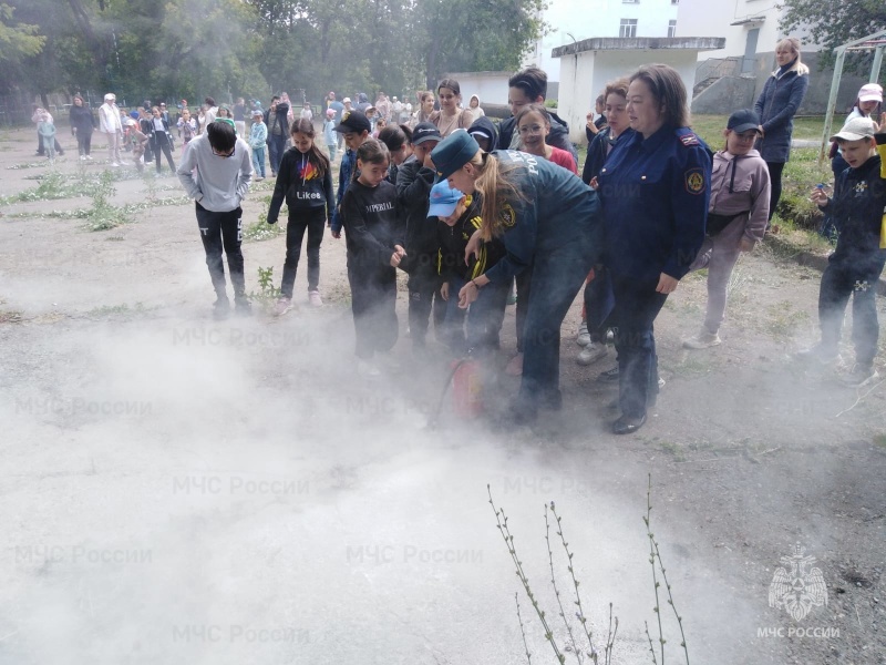 За безопасное лето!: занятие по пожарной безопасности в пришкольном лагере г. Заинска