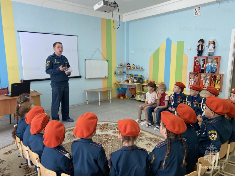 В профессиональный праздник – в детский сад