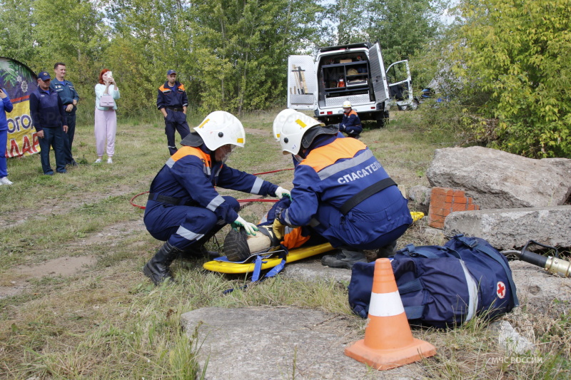 Блогеры погрузились в профессию спасателя, захватив с собой многотысячную армию подписчиков