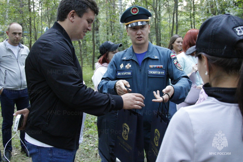 Блогеры погрузились в профессию спасателя, захватив с собой многотысячную армию подписчиков