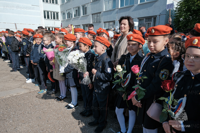 «Вы – наше будущее!» Ветеран пожарной охраны напутствовал нижнекамских школьников в День знаний