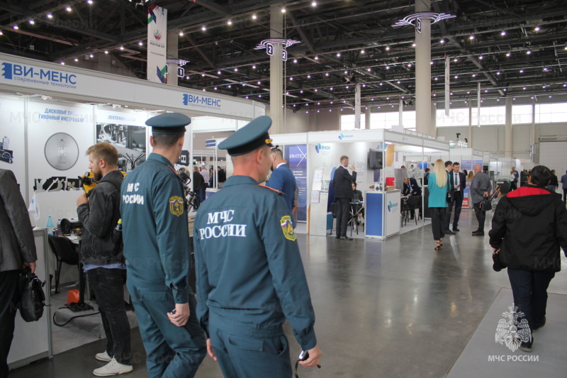 Сотрудники МЧС обеспечивают безопасность проведения в Казани первого российско-китайского форума "РОСТКИ: Россия и Китай - взаимовыгодное сотрудничество"