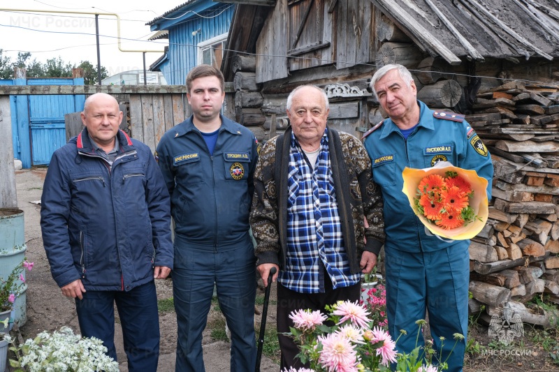 Он здоровался с Гагариным и тушил пожар с Лемаевым: ветеран нижнекамской пожарной охраны отметил 75-летний юбилей