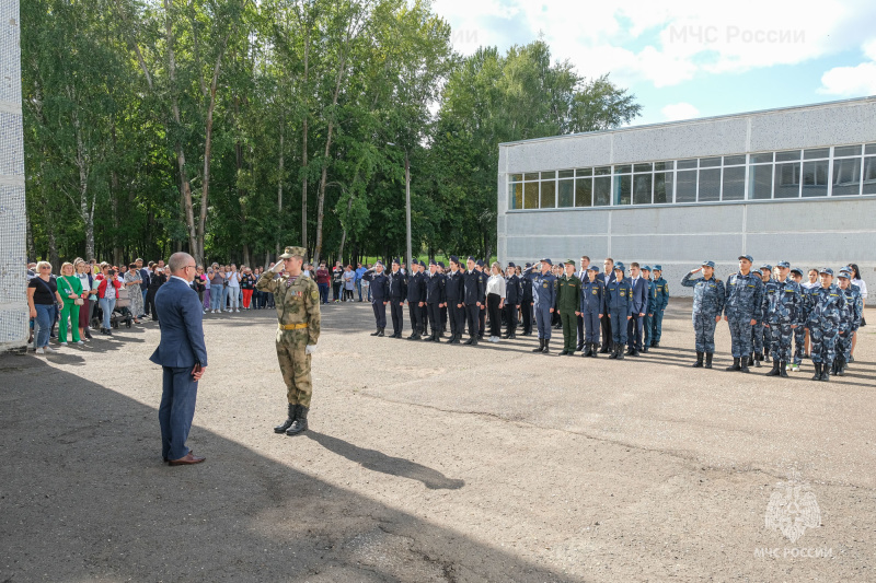 Первые погоны: курсантам профильного колледжа вручили знаки различия