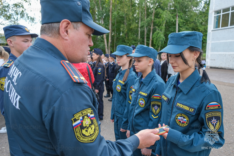 Первые погоны: курсантам профильного колледжа вручили знаки различия