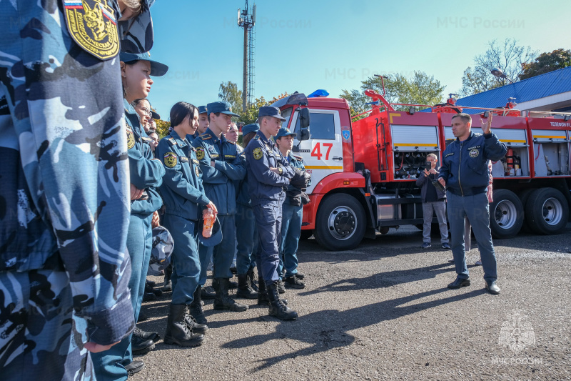 Пока ещё «в гостях», но скоро будут «как дома»: новоиспечённые курсанты специализированного колледжа посетили нижнекамскую пожарно-спасательную часть