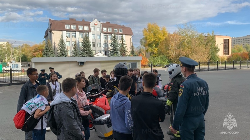 Экскурс в профессию: восьмиклассники побывали на экскурсии в пожарно-спасательной части и в ЦУКСе Главного управления МЧС РФ по Республике Татарстан