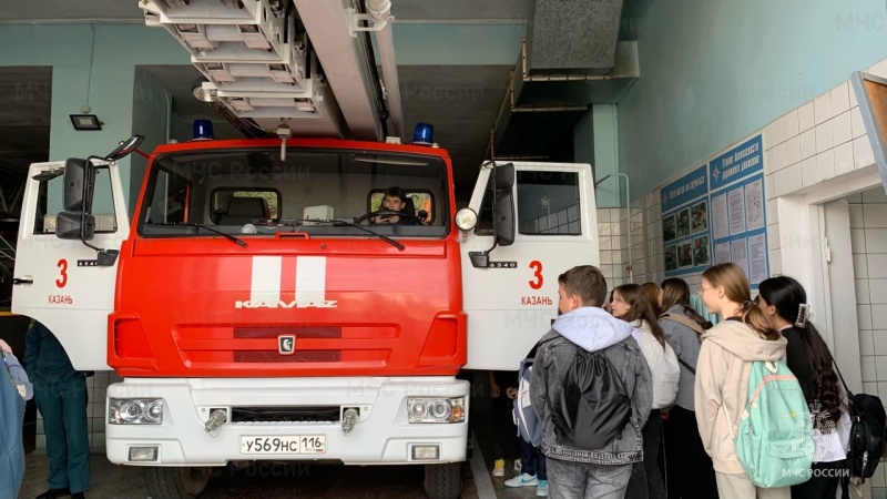 Экскурс в профессию: восьмиклассники побывали на экскурсии в пожарно-спасательной части и в ЦУКСе Главного управления МЧС РФ по Республике Татарстан