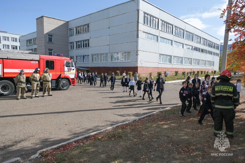 «Покинуть школу!»: нижнекамские огнеборцы приняли участие в учебной эвакуации