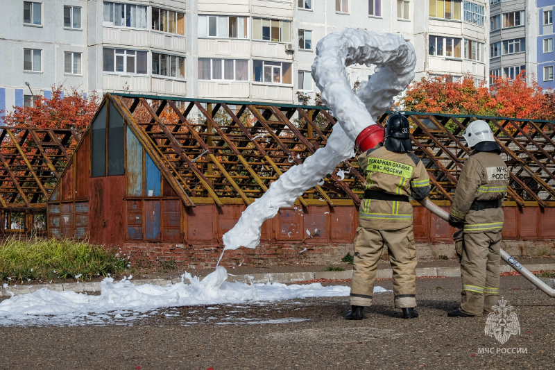 «Покинуть школу!»: нижнекамские огнеборцы приняли участие в учебной эвакуации