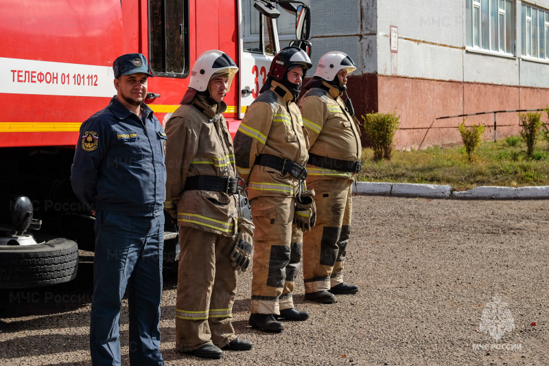 «Покинуть школу!»: нижнекамские огнеборцы приняли участие в учебной эвакуации