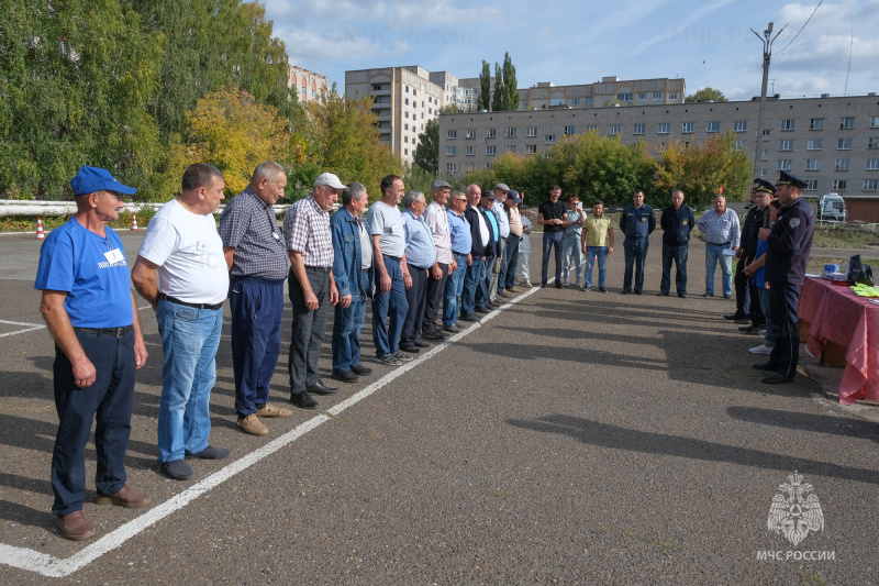 За рулём «автобабай»: нижнекамские огнеборцы приняли участие в конкурсе ко Дню пожилых людей