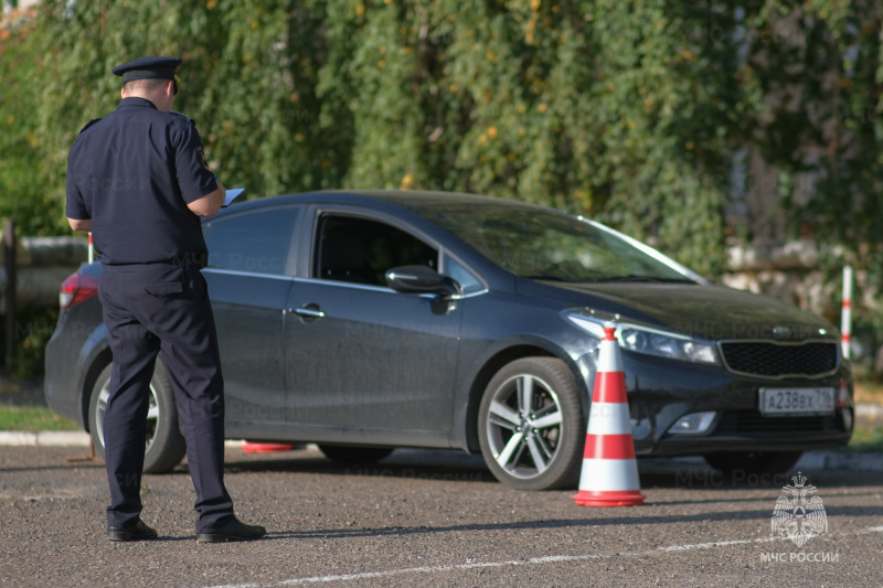 За рулём «автобабай»: нижнекамские огнеборцы приняли участие в конкурсе ко Дню пожилых людей