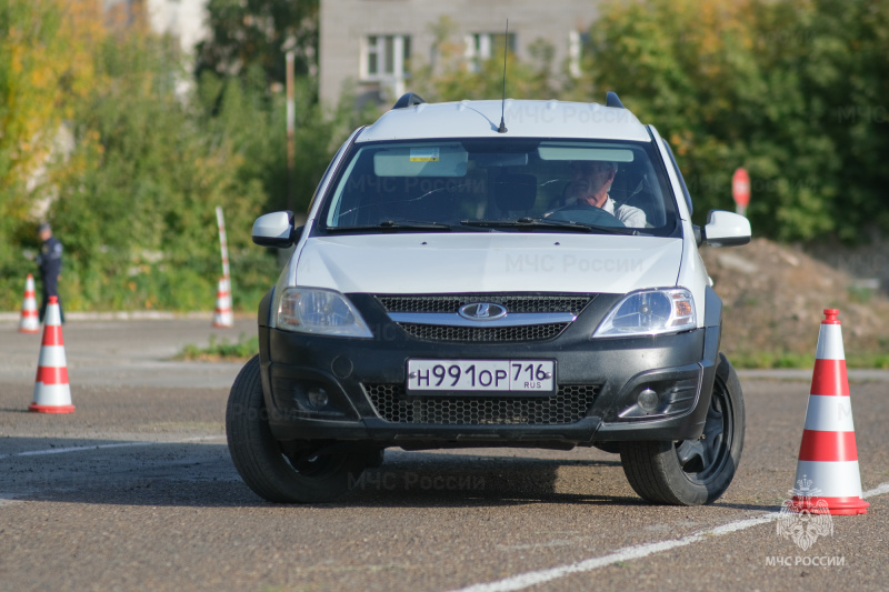 За рулём «автобабай»: нижнекамские огнеборцы приняли участие в конкурсе ко Дню пожилых людей