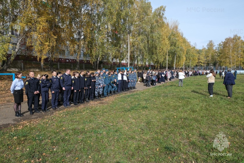 Всё прошло по плану: нижнекамские огнеборцы приняли участие в школьных занятиях по гражданской обороне