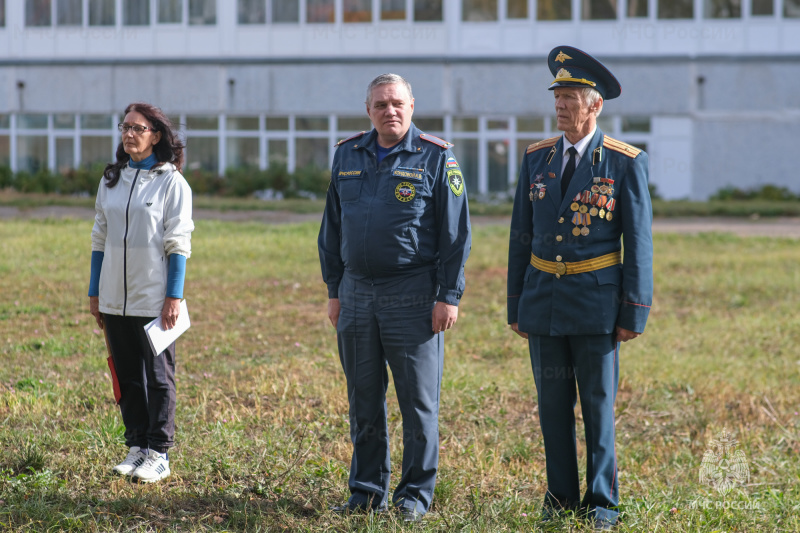 Всё прошло по плану: нижнекамские огнеборцы приняли участие в школьных занятиях по гражданской обороне