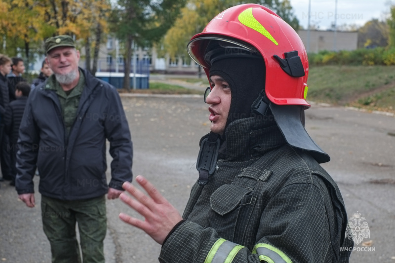 Всё прошло по плану: нижнекамские огнеборцы приняли участие в школьных занятиях по гражданской обороне