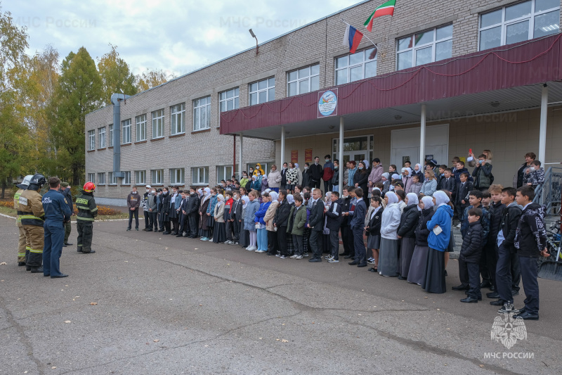 Всё прошло по плану: нижнекамские огнеборцы приняли участие в школьных занятиях по гражданской обороне