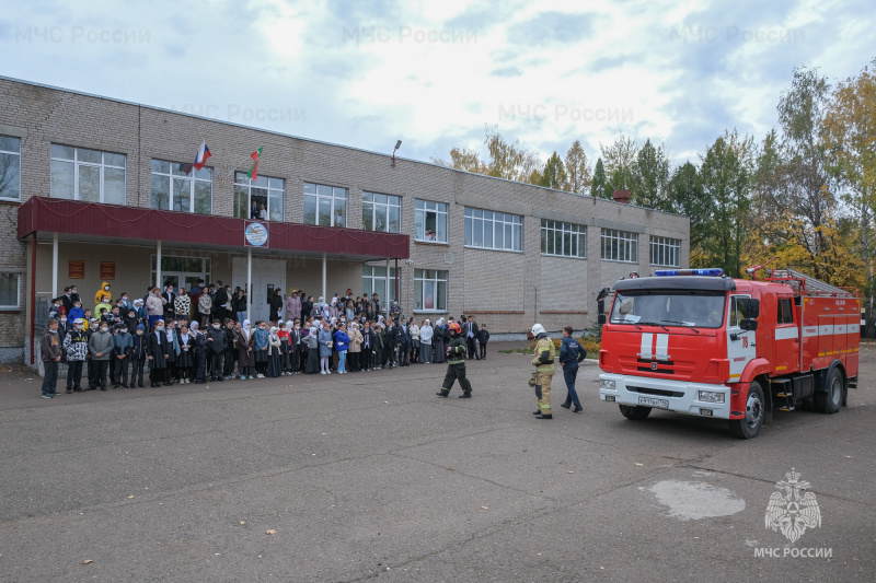 Всё прошло по плану: нижнекамские огнеборцы приняли участие в школьных занятиях по гражданской обороне