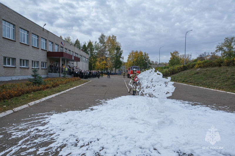 Всё прошло по плану: нижнекамские огнеборцы приняли участие в школьных занятиях по гражданской обороне