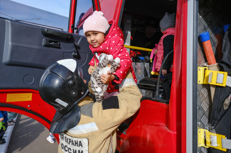 «Нам Родина доверила беречь её от пожаров!»: нижнекамские огнеборцы познакомили детей младшего возраста с одной из самых мужественных профессий