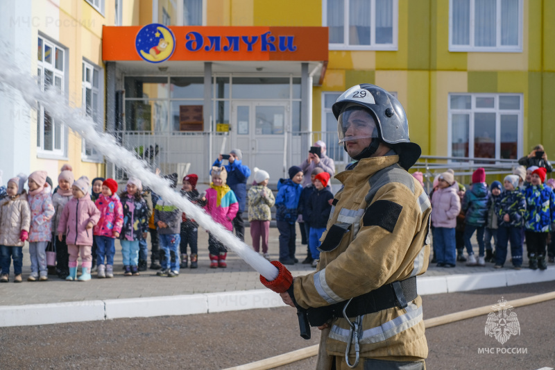 «Нам Родина доверила беречь её от пожаров!»: нижнекамские огнеборцы познакомили детей младшего возраста с одной из самых мужественных профессий