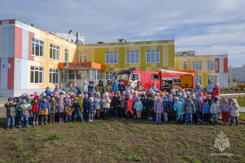 «Нам Родина доверила беречь её от пожаров!»: нижнекамские огнеборцы познакомили детей младшего возраста с одной из самых мужественных профессий