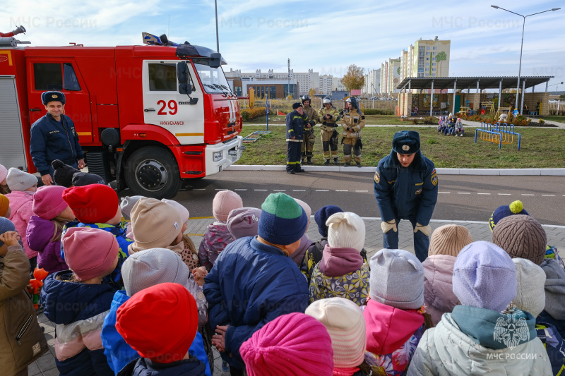 «Нам Родина доверила беречь её от пожаров!»: нижнекамские огнеборцы познакомили детей младшего возраста с одной из самых мужественных профессий