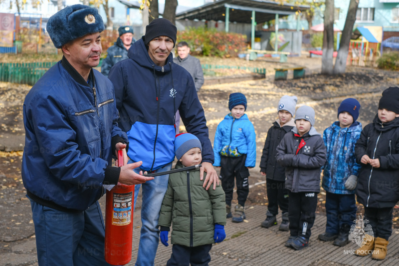 «Нам Родина доверила беречь её от пожаров!»: нижнекамские огнеборцы познакомили детей младшего возраста с одной из самых мужественных профессий