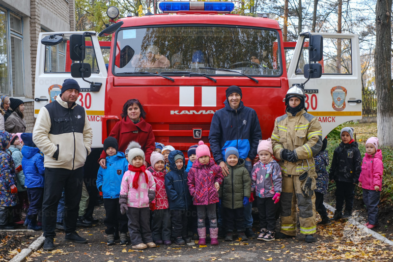 «Нам Родина доверила беречь её от пожаров!»: нижнекамские огнеборцы познакомили детей младшего возраста с одной из самых мужественных профессий