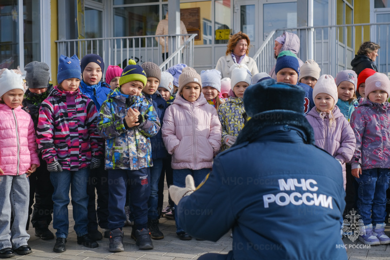 «Нам Родина доверила беречь её от пожаров!»: нижнекамские огнеборцы познакомили детей младшего возраста с одной из самых мужественных профессий