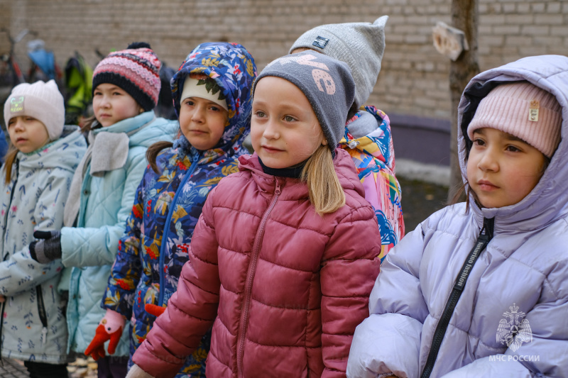 «Нам Родина доверила беречь её от пожаров!»: нижнекамские огнеборцы познакомили детей младшего возраста с одной из самых мужественных профессий